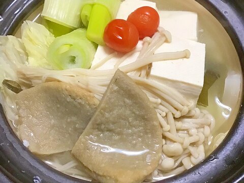 黒はんぺんとミニトマトの酒粕入り寄せ鍋。